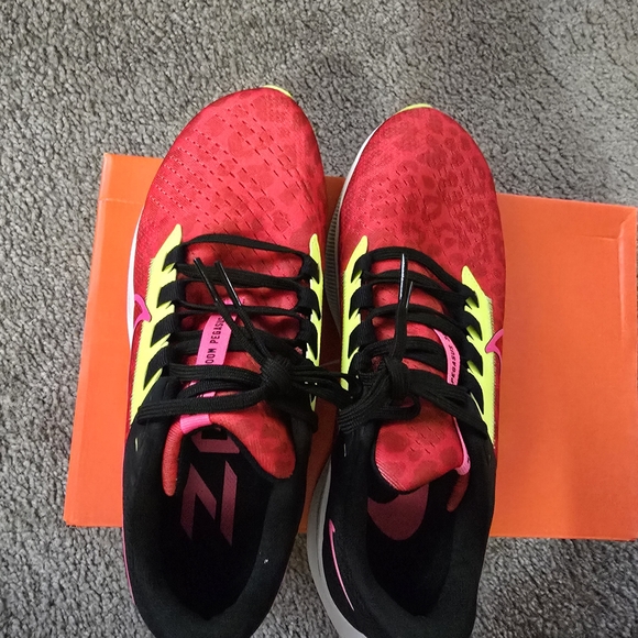 Nike Air Zoom Pegasus 38: Chile Red/ Hyper Pink-Black - Picture 2 of 6